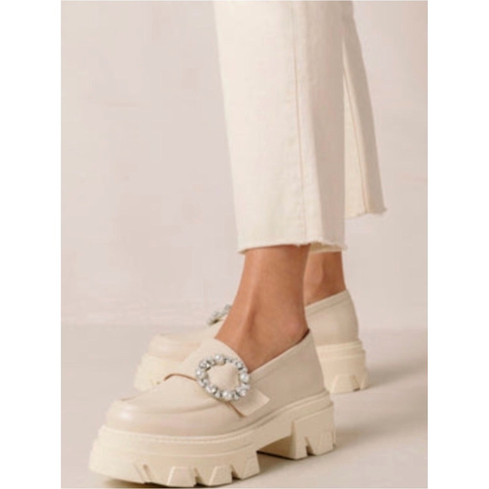 ALOHAS Trailblazer Cream Platform Loafers Jeweled Buckle 7.5